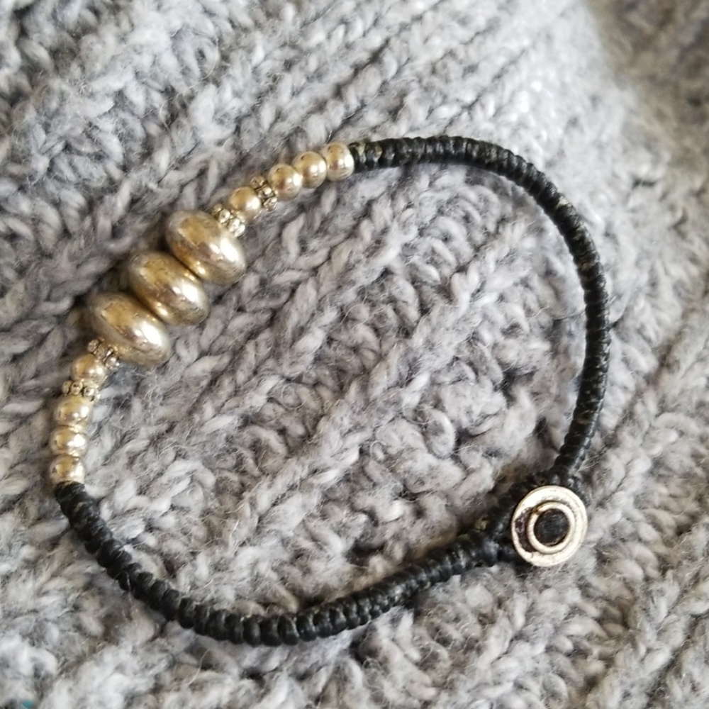 🐱 BLACK AND SILVER BRACELET